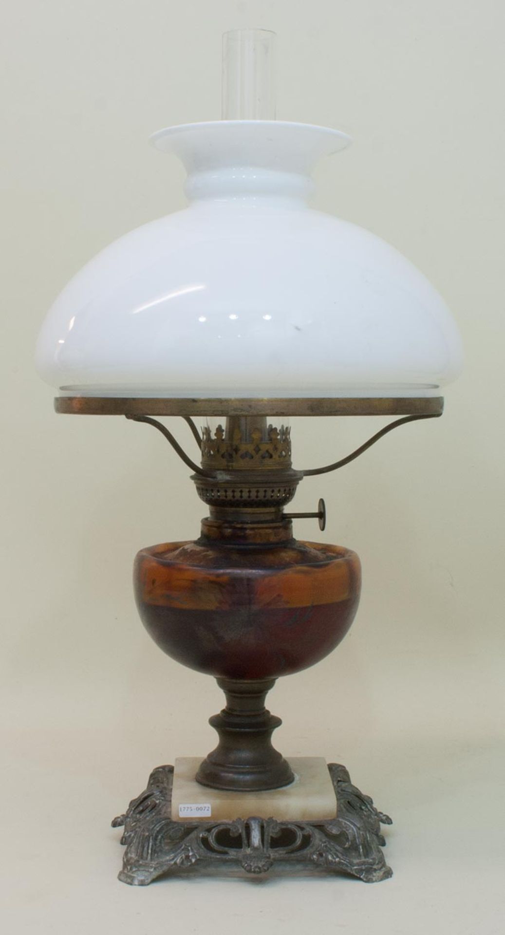 Petroleum Lampe um 1890, Glas-Lampenkörper mit Messing- u. Metallmontierung, Milchglasschirm, H.