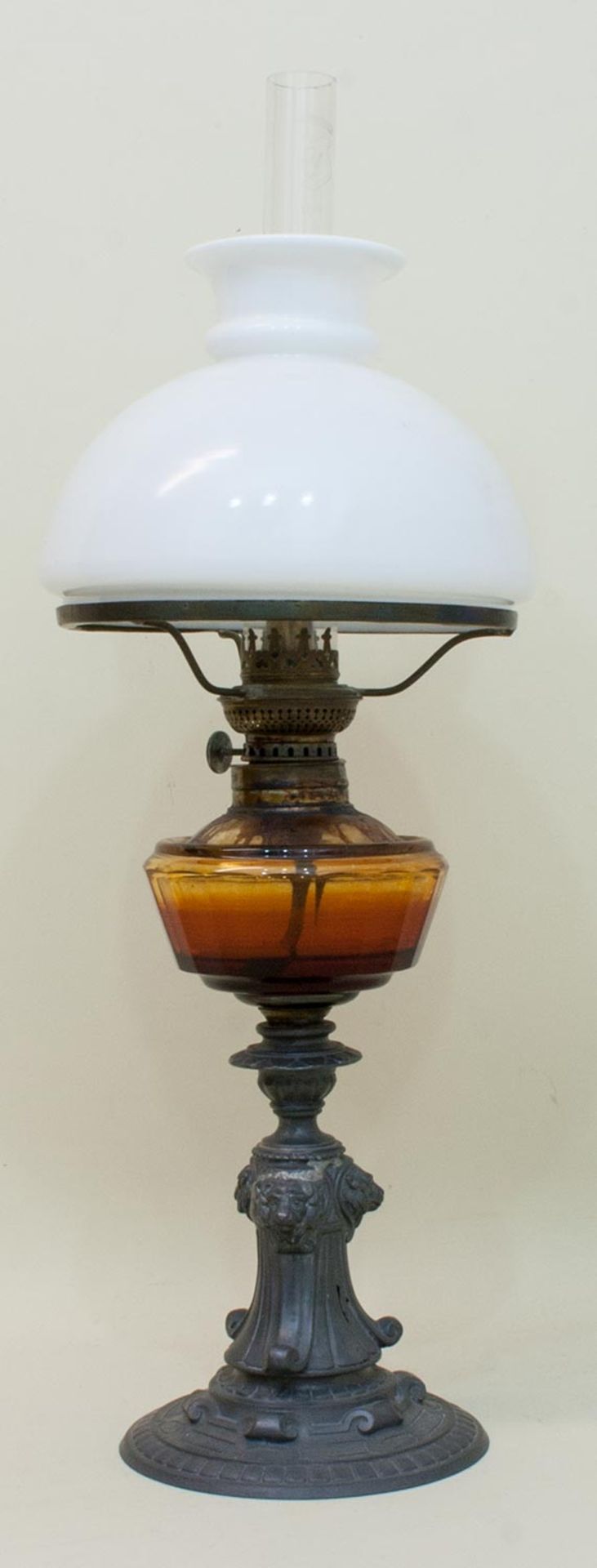 Petroleumlampe um 1890, facettiert geschliffener Glaskorpus auf Zinnfuß, H. 58 cm