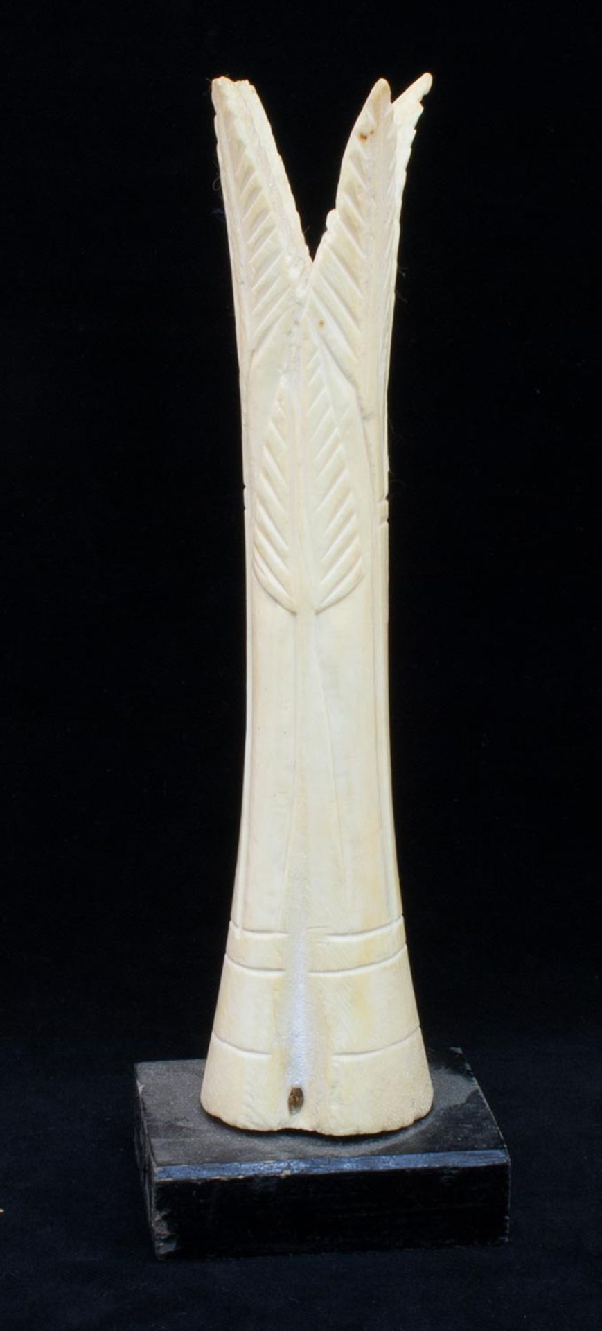 Stiliesierte Palme Bein geschnitzt, wohl Ägypten, auf Holzsockel, H. 22 cm