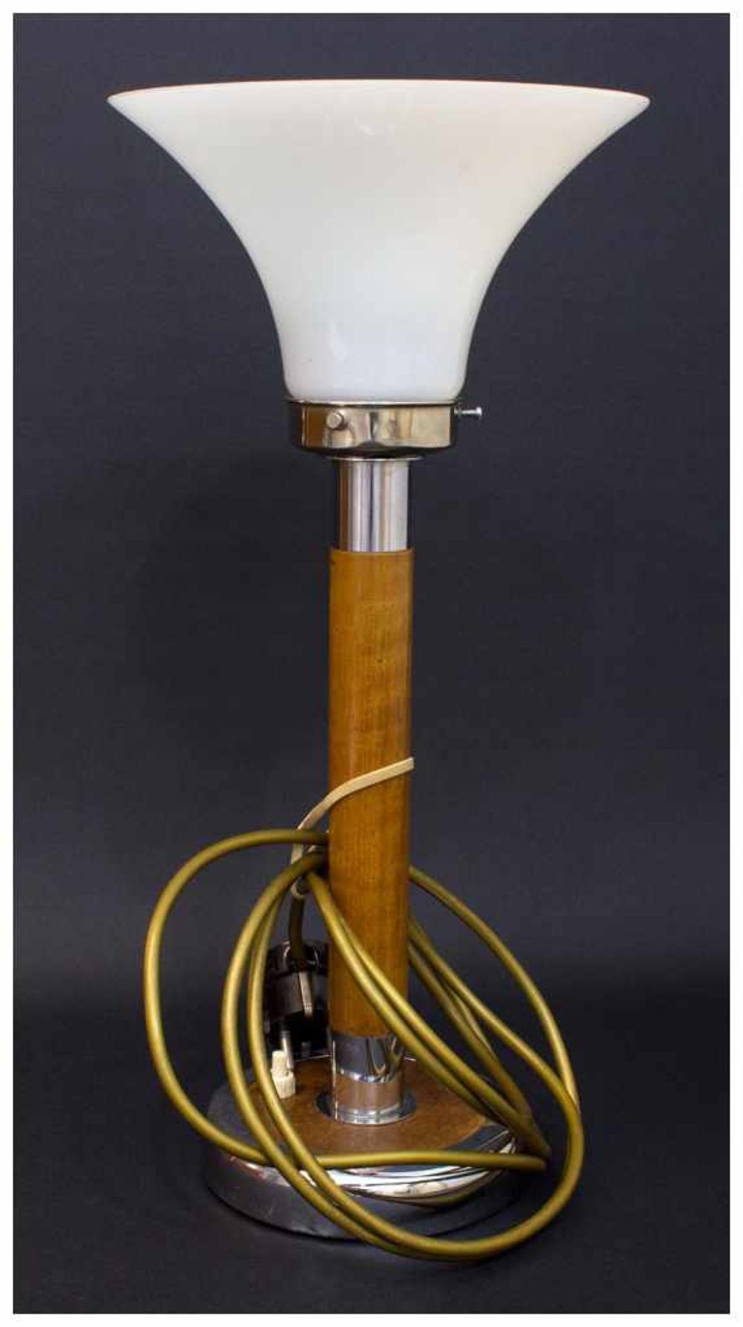 Tischlampe Mitte 20. Jh., Holzfuss u. Schaft mit verchromter Montierung, Milchglasschirm, H. 42 cm - Bild 2 aus 2