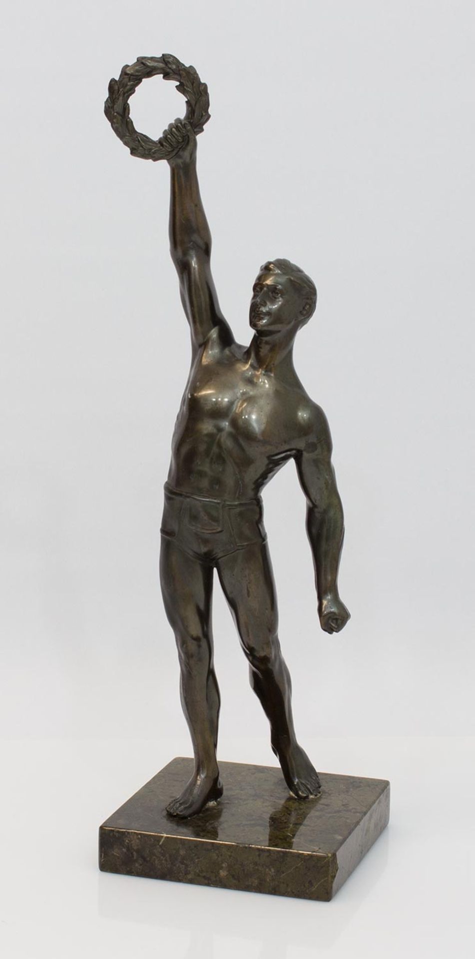 Siegerpokal um 1930er Jahre, im Stil der Zeit, Weißbronze bronziert auf Marmorsockel, H. 34 cm