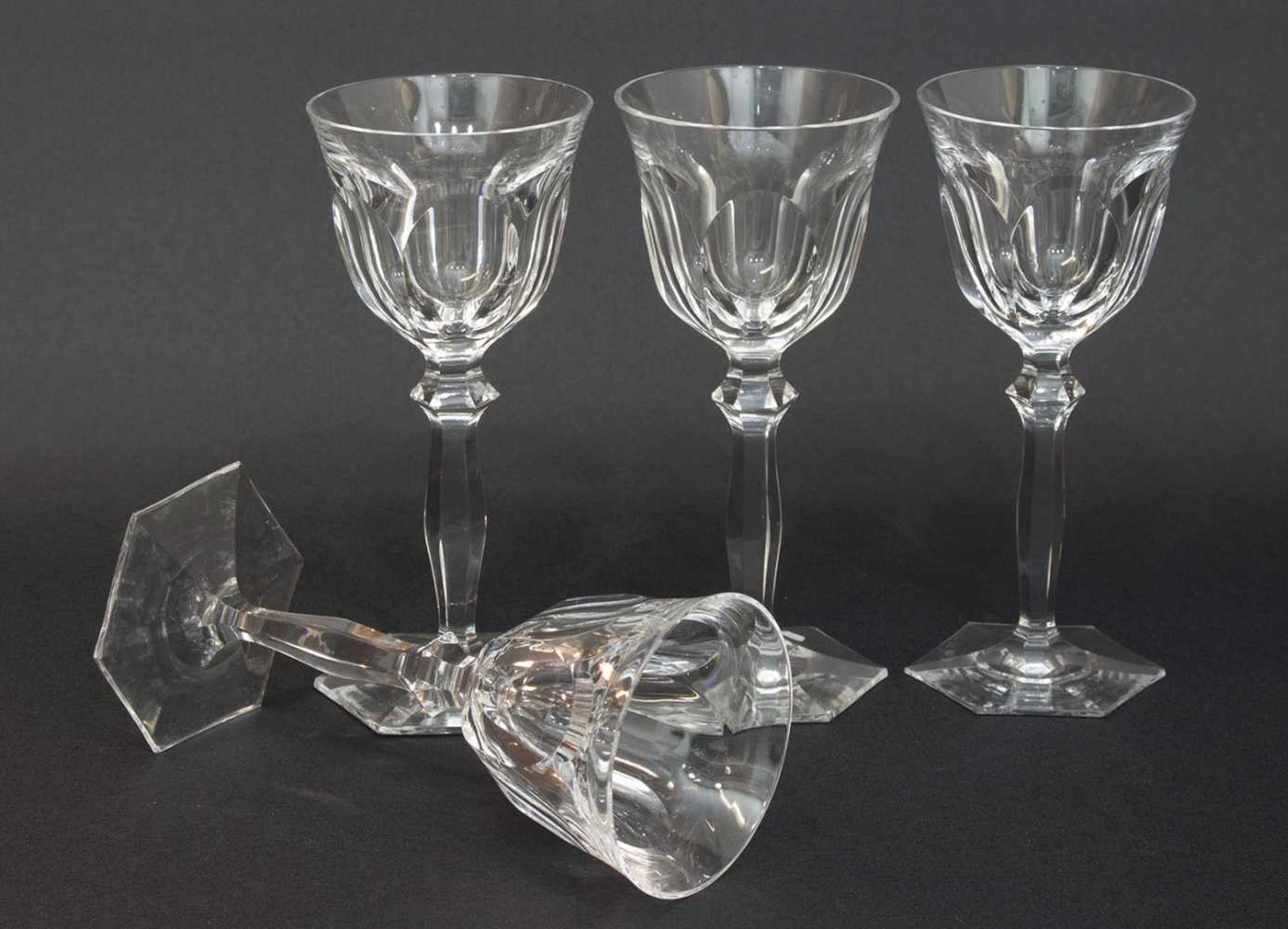 4 Süßweingläser Klarglas, kelchförmige Kuppa mit Schälschliff, Stand und Schaft 6passig, H. 15 cm