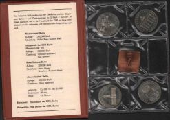 DDR Münzmappe 750 Jahre Berlin 1987, 4 x 5 Mark Gedenkprägungen u. eine Medaille, stgl.
