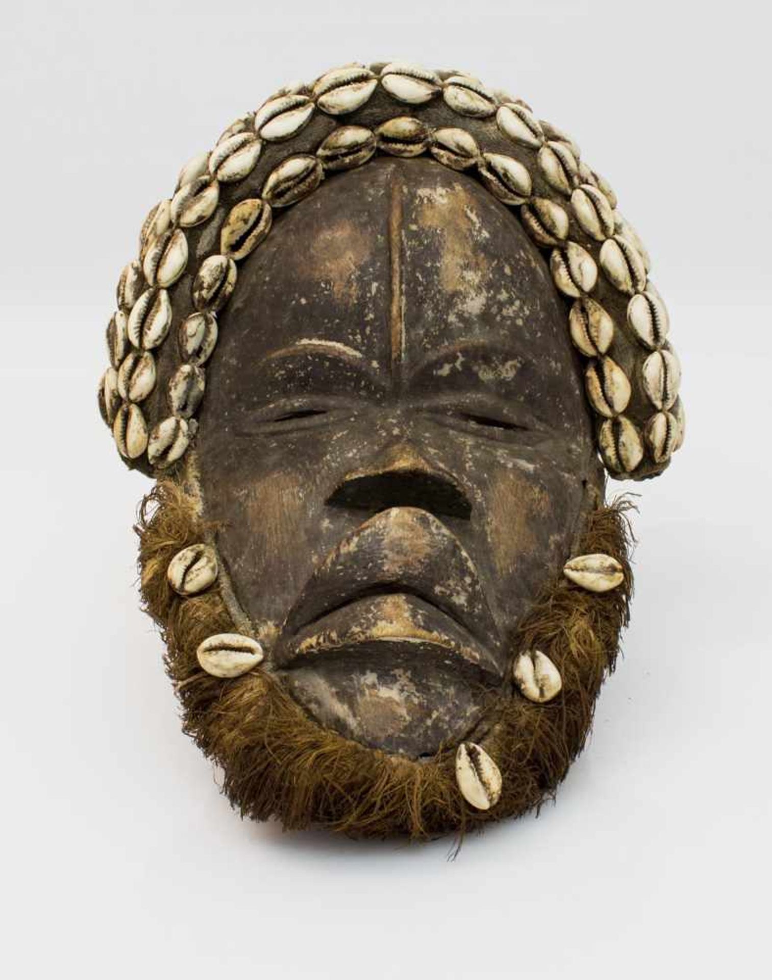 Yakuba-Dan Maske Liberia/ Elfenbeinküste, Holz geschnitzt mit Kaurimuschelbesatz u. Palmenfasern, H.