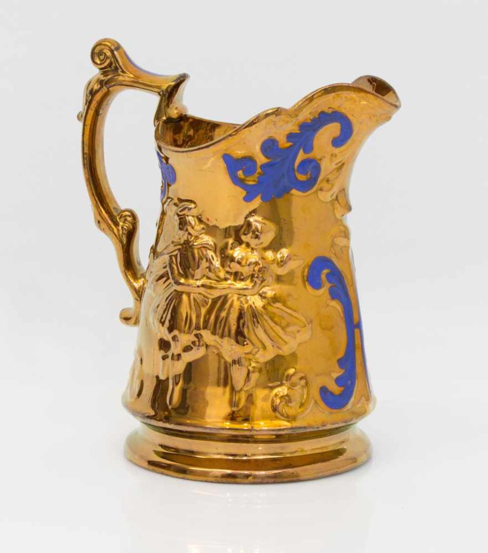 Milchkrug England 19. Jh., profilierte Wandung mit tanzendem Paar, Kupferlüsterglasur, H. 20 cm