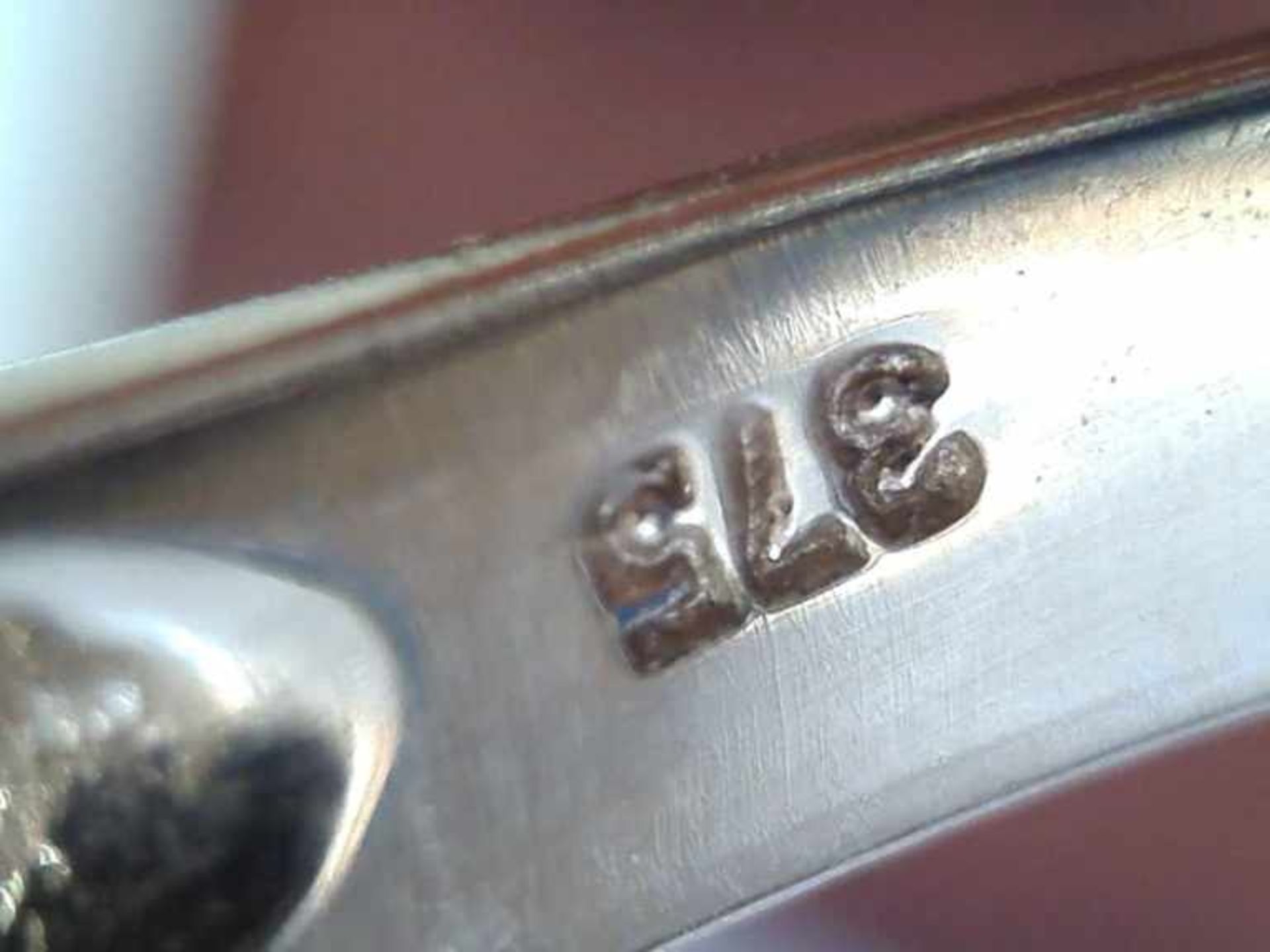 Damenring 375er GG, 3,3 g, durchbrochen gearbeiteter geschwungener Ringkopf, mit 3 Aquasteinen und 8 - Bild 2 aus 2