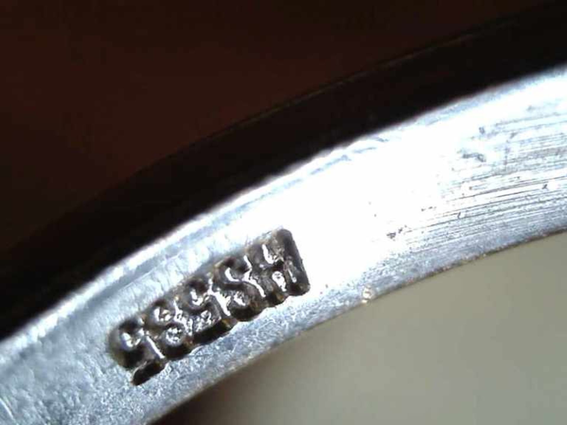 Damenring 585er WG, 3,1 g, kronenförmiger Ringkopf, mit einem großen ovalen Saphir im Zentrum, - Bild 2 aus 2