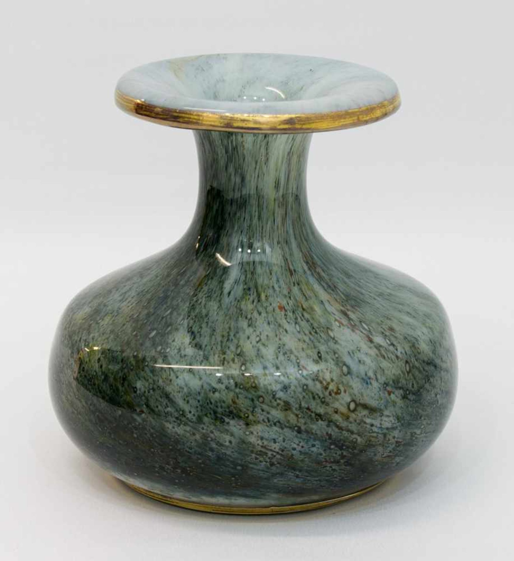 Vase Klarglas mit eingeschmolzener farbiger Glasmasse und Goldrand, bauchige Form mit