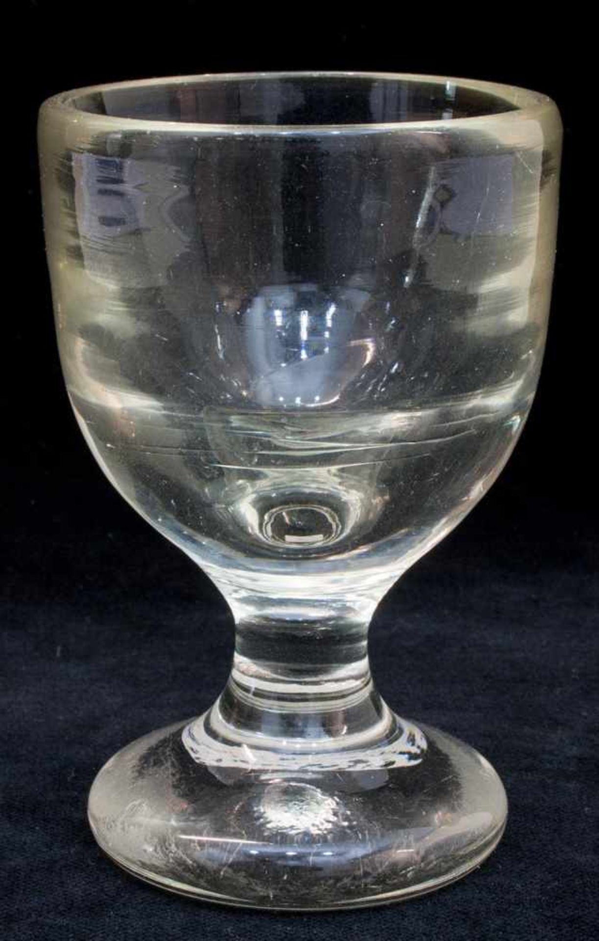 Weinglas Mecklenburger Waldglas 19. Jh., dickwandiges Klarglas, H. 9,5 cm, Fundort: Schwerin