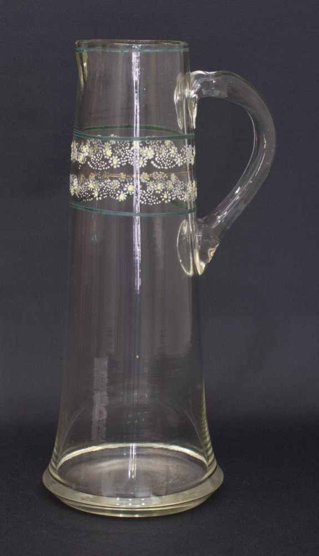 Bierkanne um 1900, in Form geblasenes Klarglas mit angesetztem Henkel, polychrom staffiert, H. 32