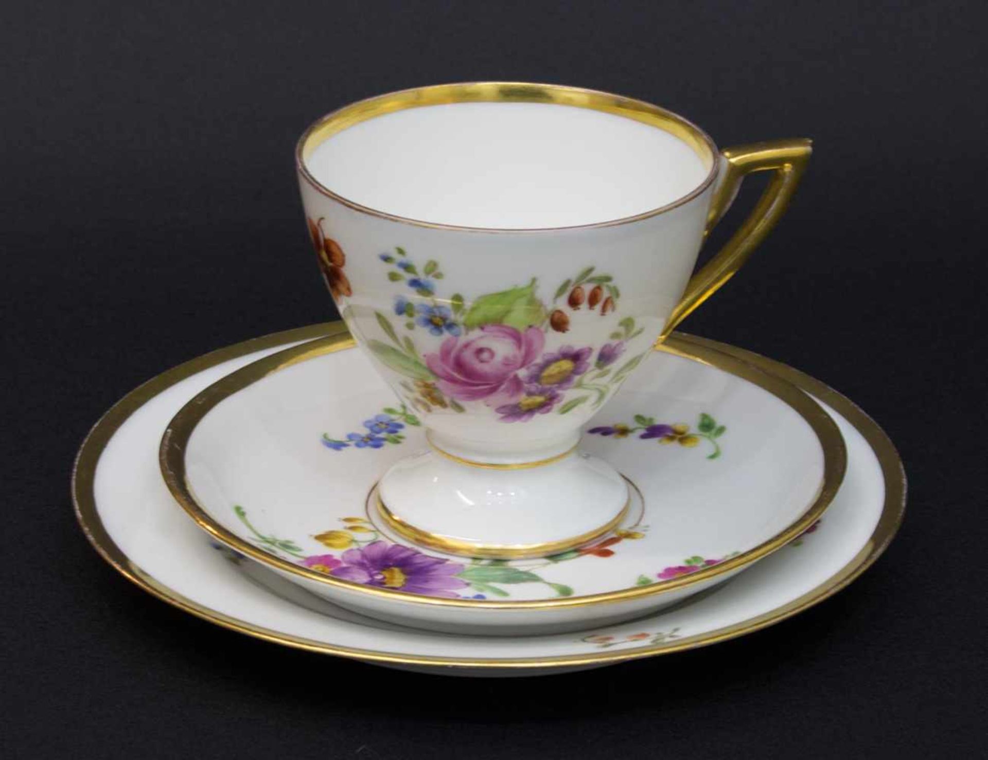 Kaffeegedeck um 1900, Weißporzellan mit handgemaltem reichen Blumenbouquet, nach Meissner Manier,