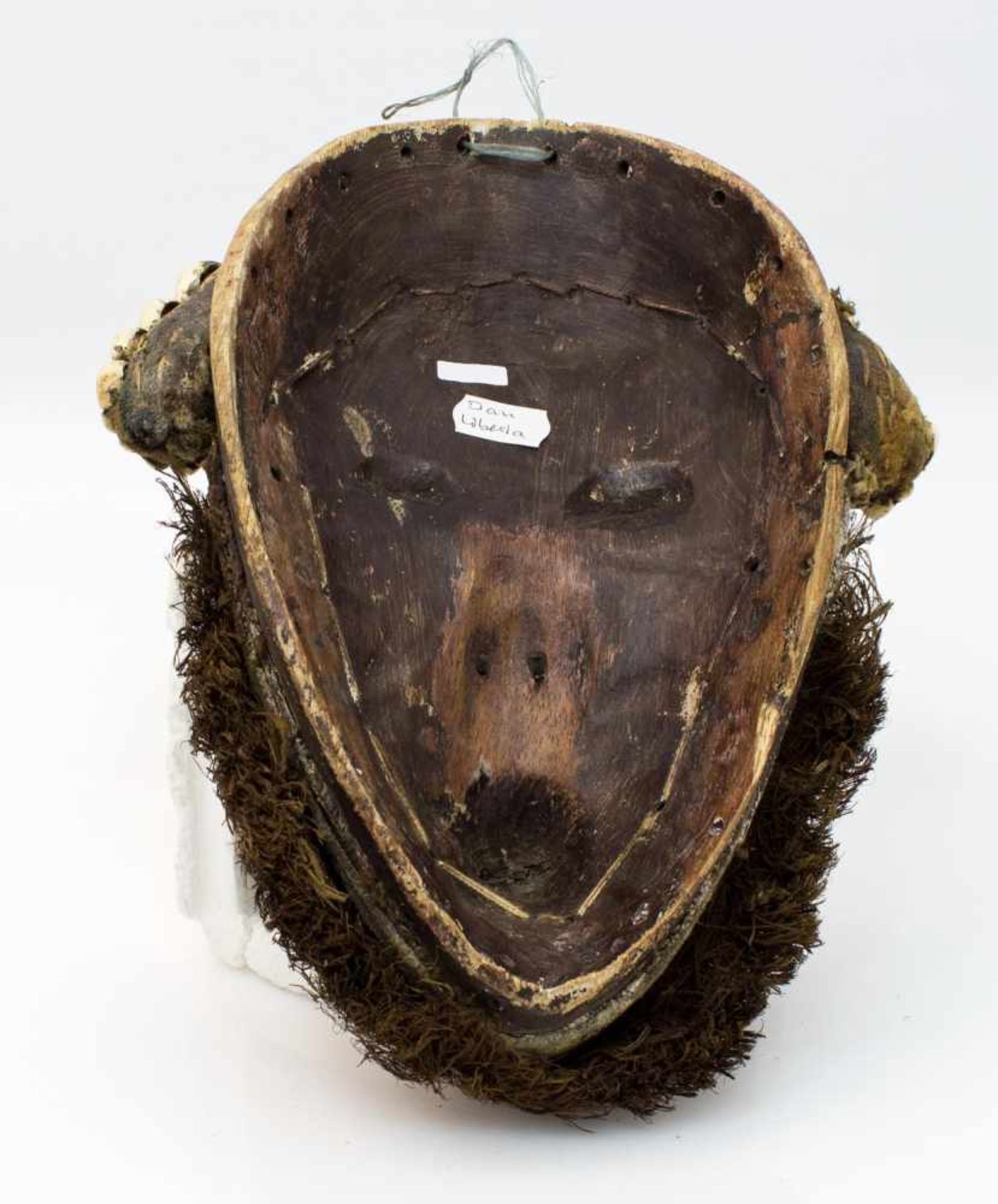 Yakuba-Dan Maske Liberia/ Elfenbeinküste, Holz geschnitzt mit Kaurimuschelbesatz u. Palmenfasern, H. - Bild 2 aus 2