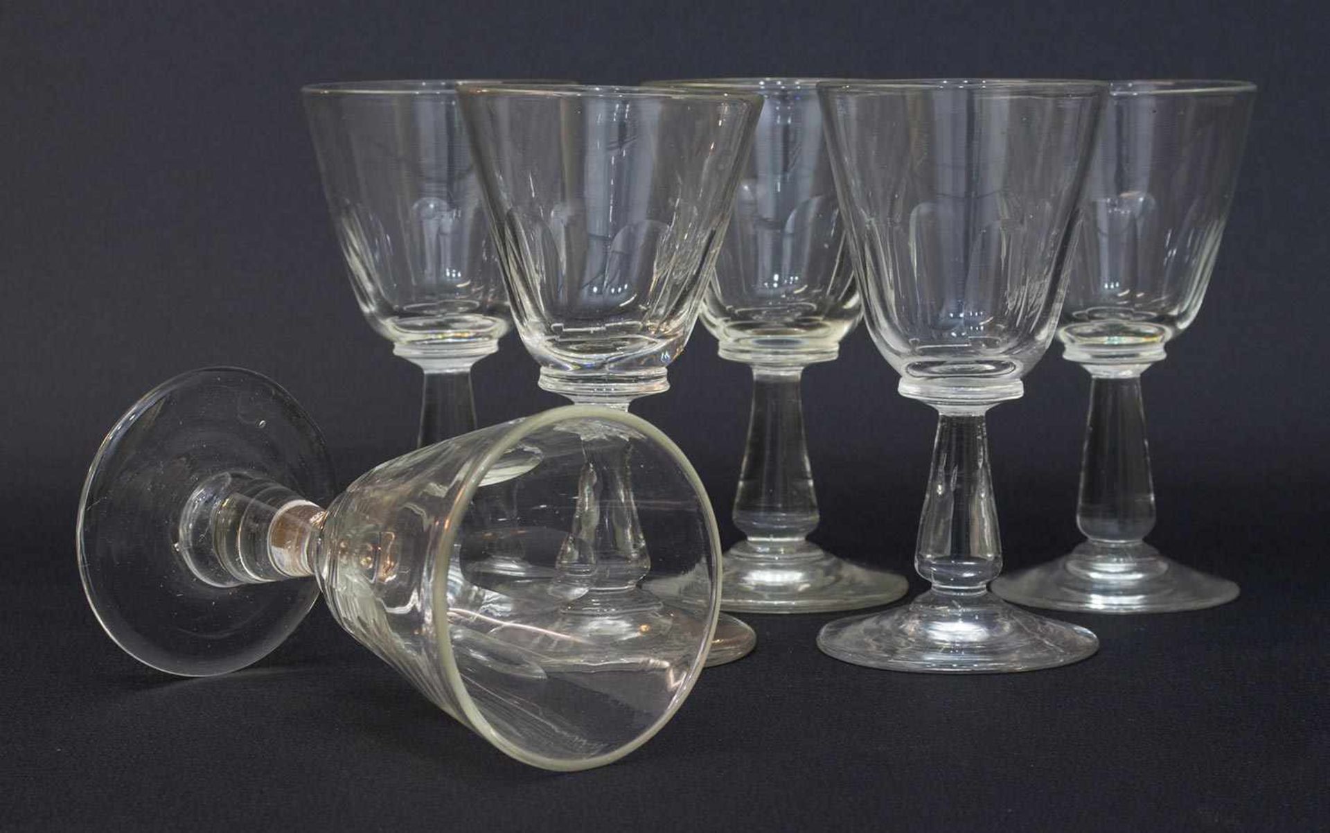 6 Biedermeierweinkelche um 1820, Klarglas in die Form geblasen, Balusterschaft auf Scheibenfuß,