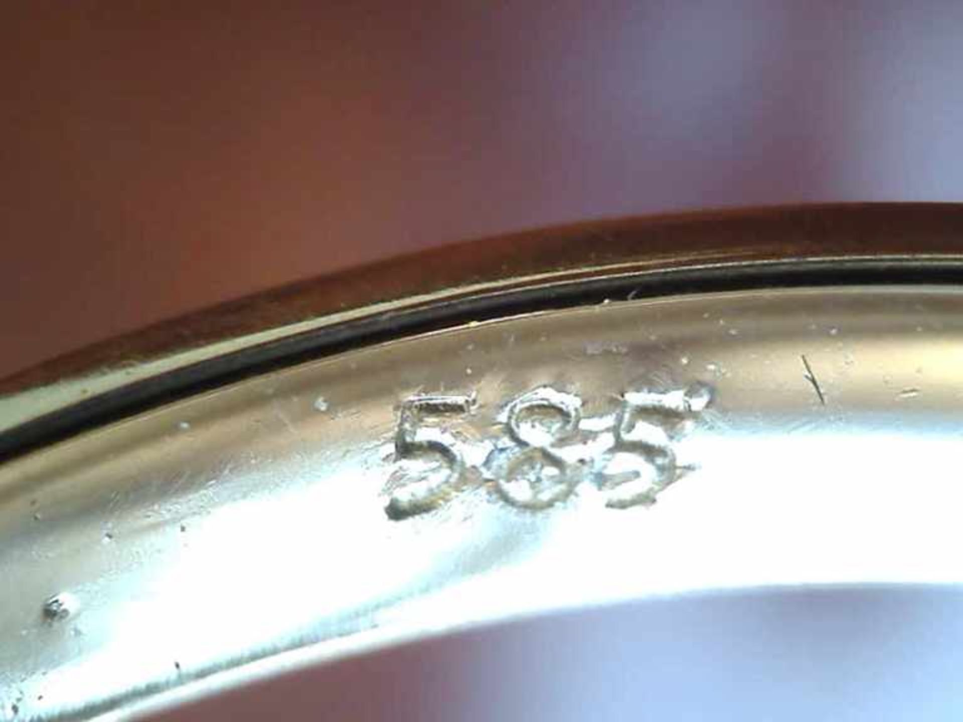 Damenring 585er GG, 1,6 g, kronenförmiger Ringkopf, mit einem Brillanten (ca. 0,05 ct.), RG 52 - Bild 2 aus 2
