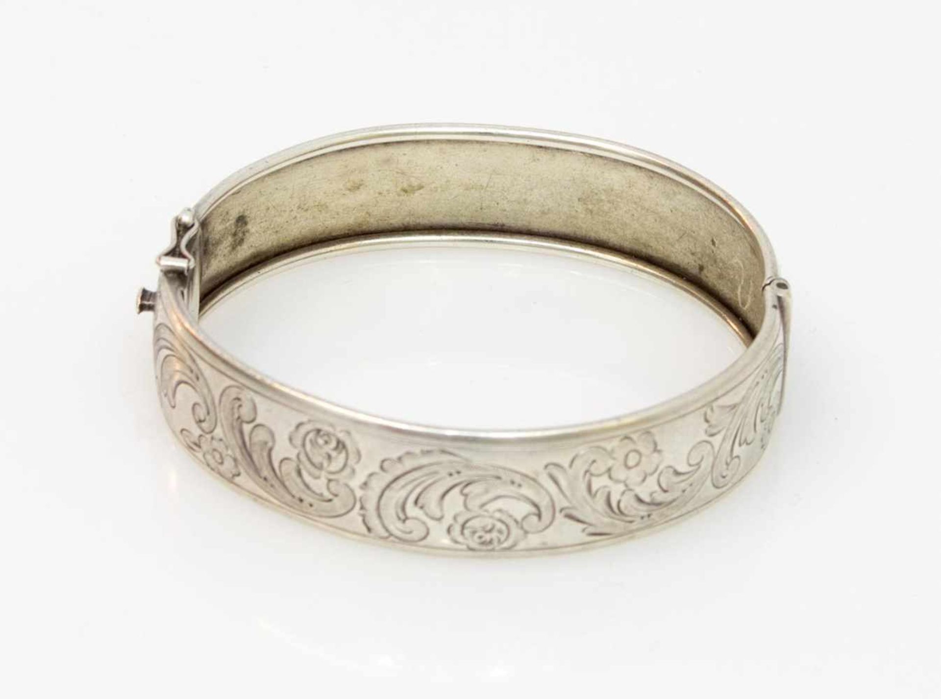 Armreif 835er Silber, 20,6 g, ovale Form mit feinem floralen Dekor, Steckverschluß mit