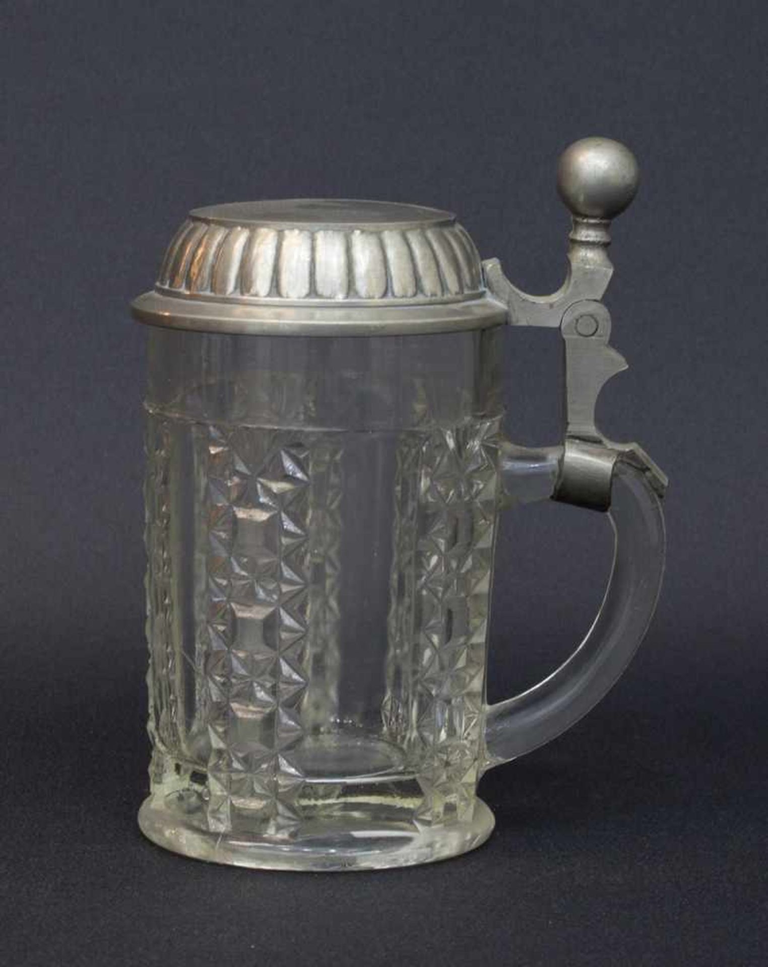 Damen Bierkrug 19. Jh., strukturiertes Pressglas mit Zinndeckel, H. 13,5 cm