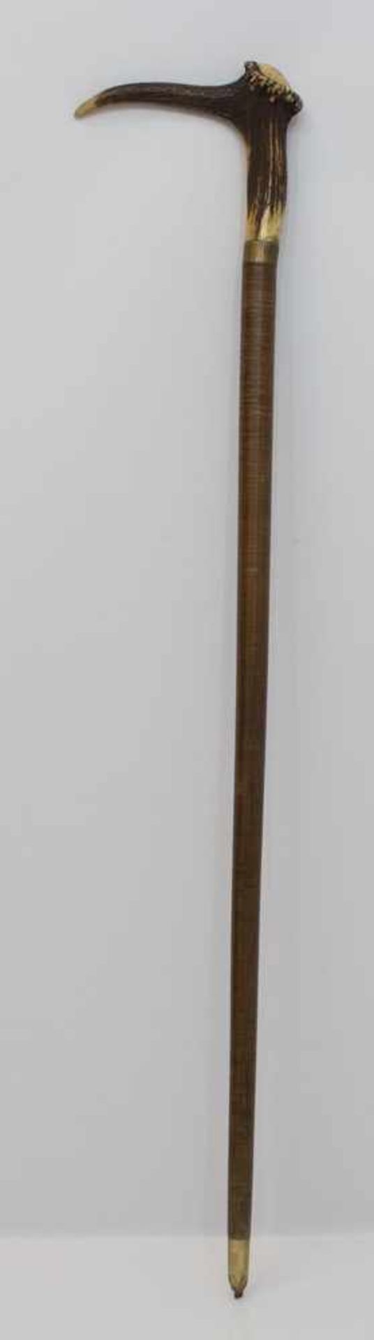 Gehstock Krücke aus Geweihenden vom Rothirsch, federnde Stahlseele mit Lederwicklung, L. 83,5 cm