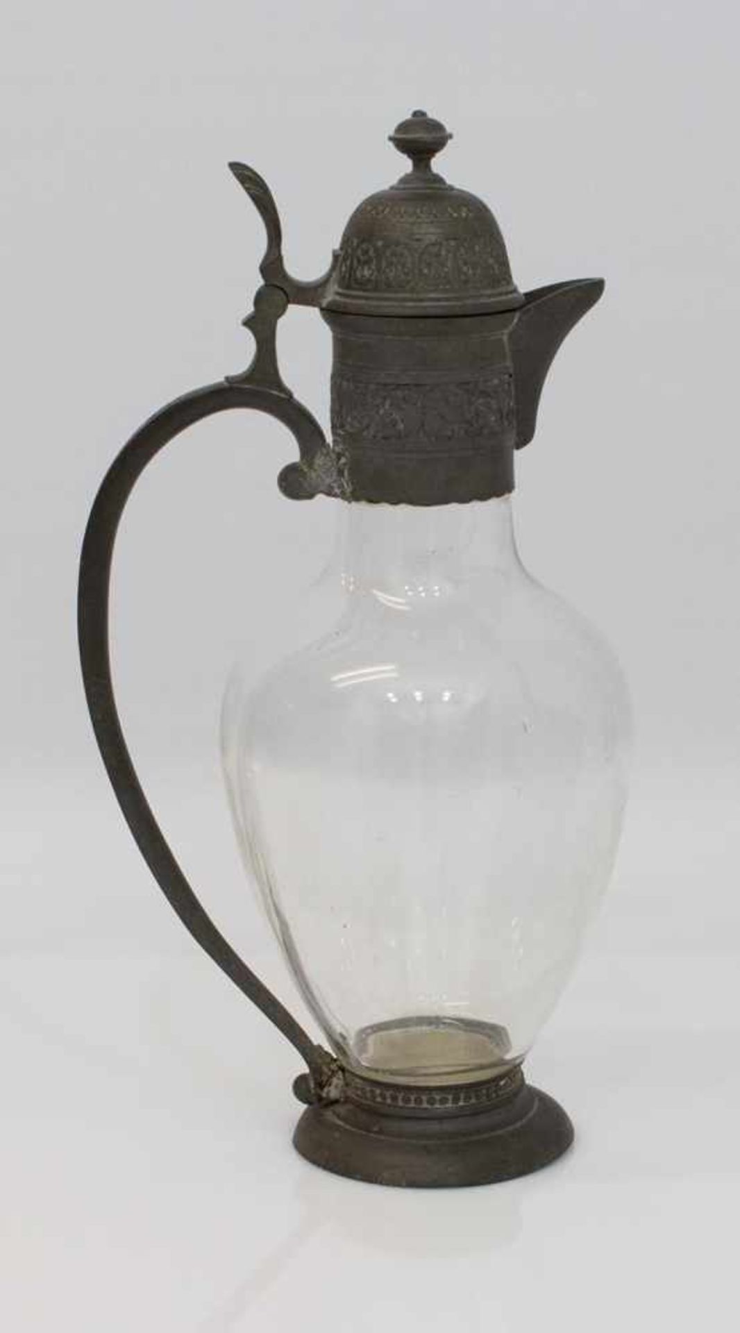 Gründerzeit Weinkanne um 1890, mundgeblasener Glaskorpus mit reliefierter Zinnmontur, H. 32 cm