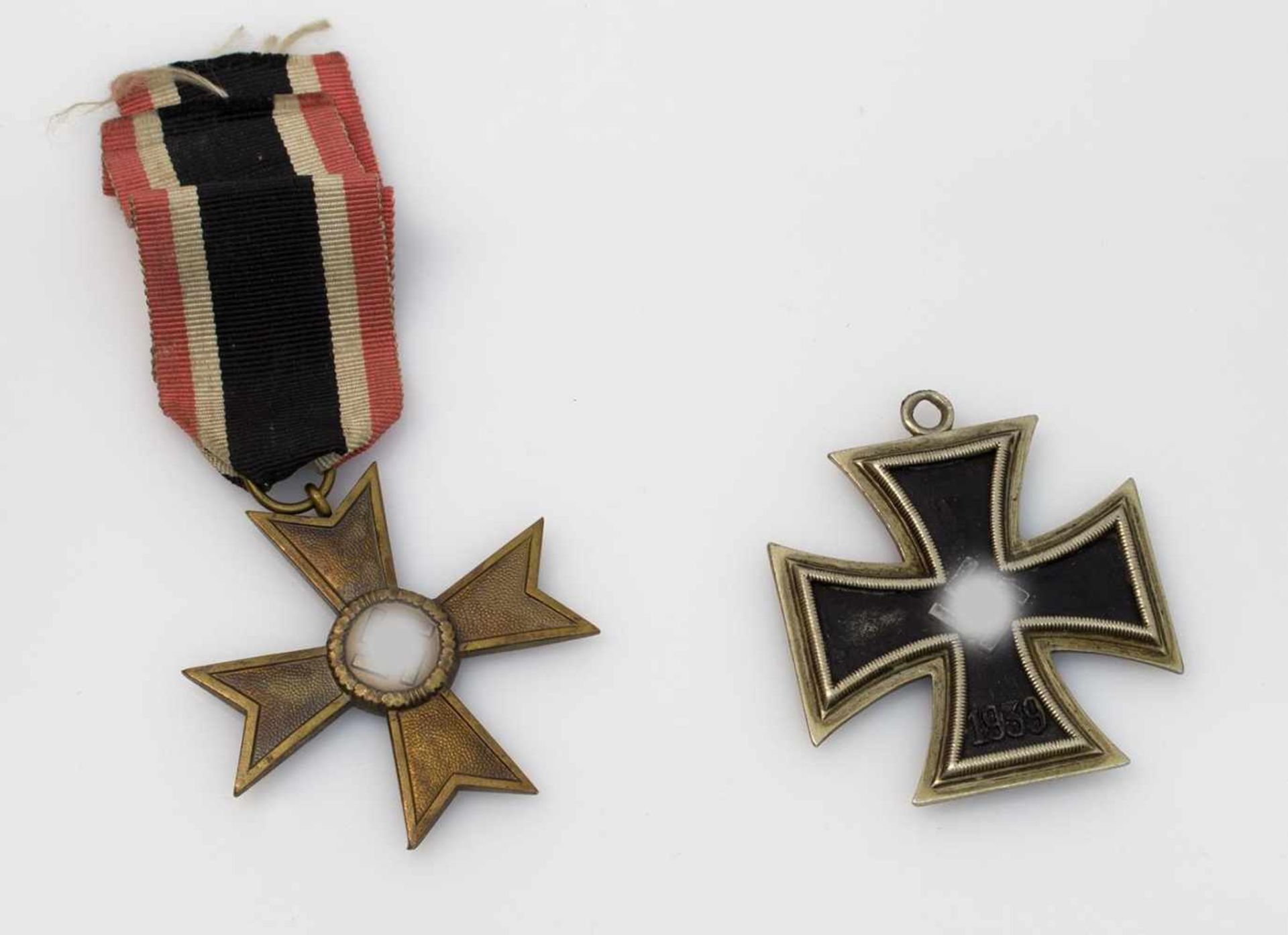 Lot III. Reich, Eisernes Kreuz II. Klasse u. Kriegsverdienstkreuz ohne Schwerter am Band
