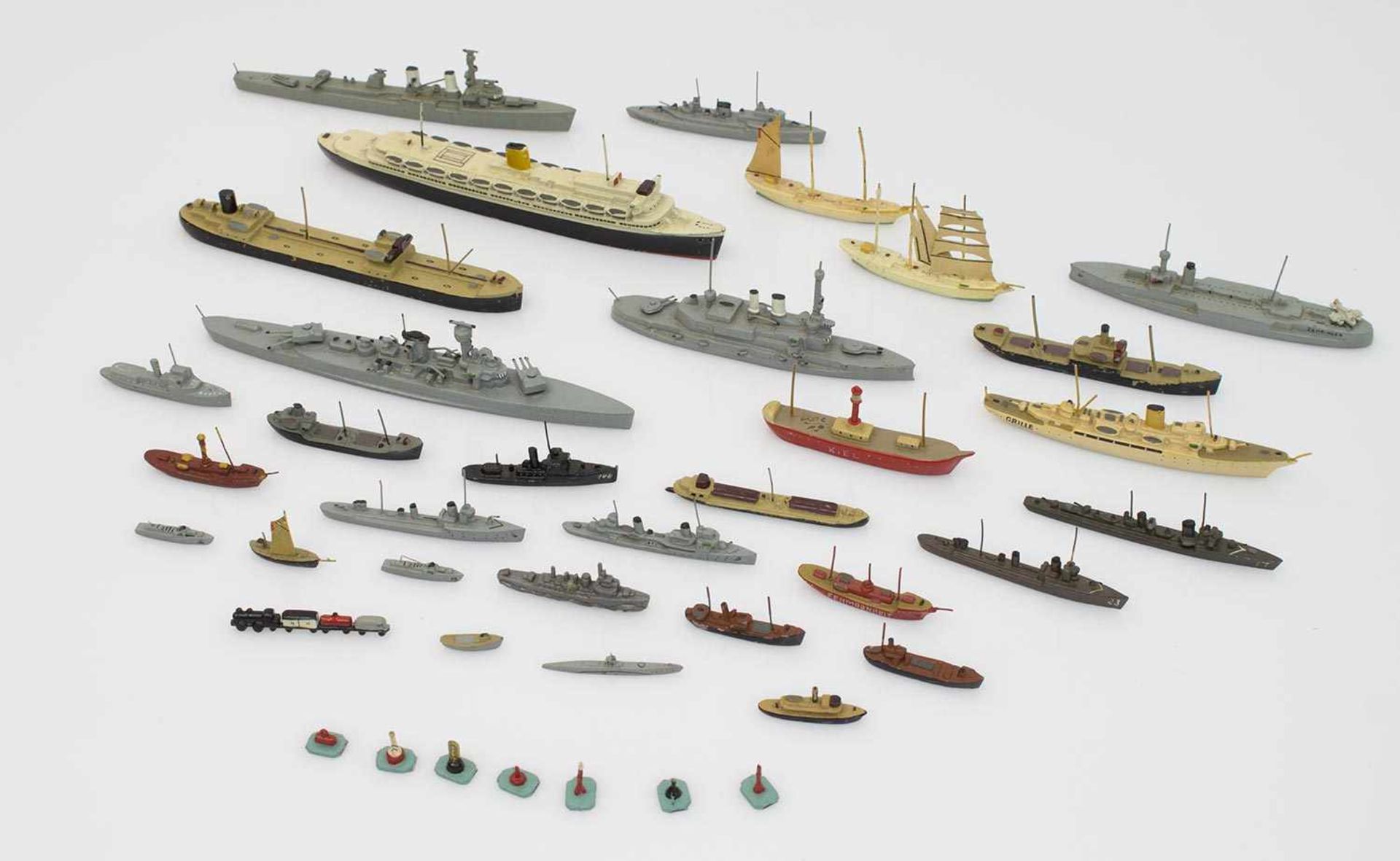 Posten Wiking Schiffsmodelle 30 Stück, Zivile- u. Kriegsschiffe sowie Zubehör wie Bojen, Metall, z.