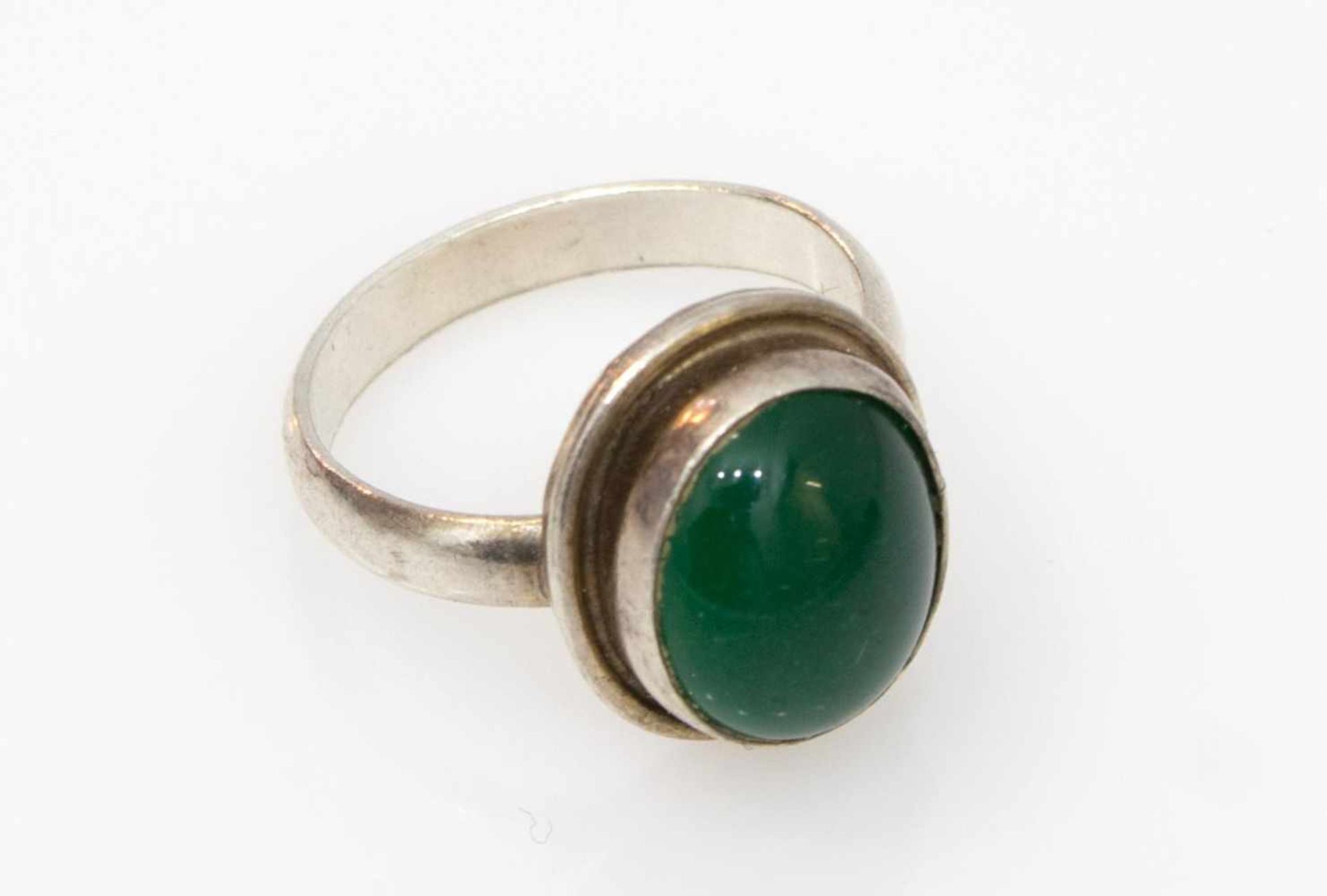Damenring 925er Silber, 3,7 g, ovaler Ringkopf mit einem grünen Cabochon, RG 51