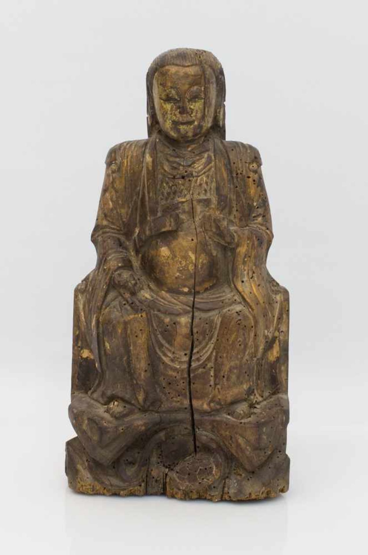 Chinesische Holzschnitzerei 19.Jh., Sitzender Buddha, Reste von Vergoldung, auf dem Rücken offenes