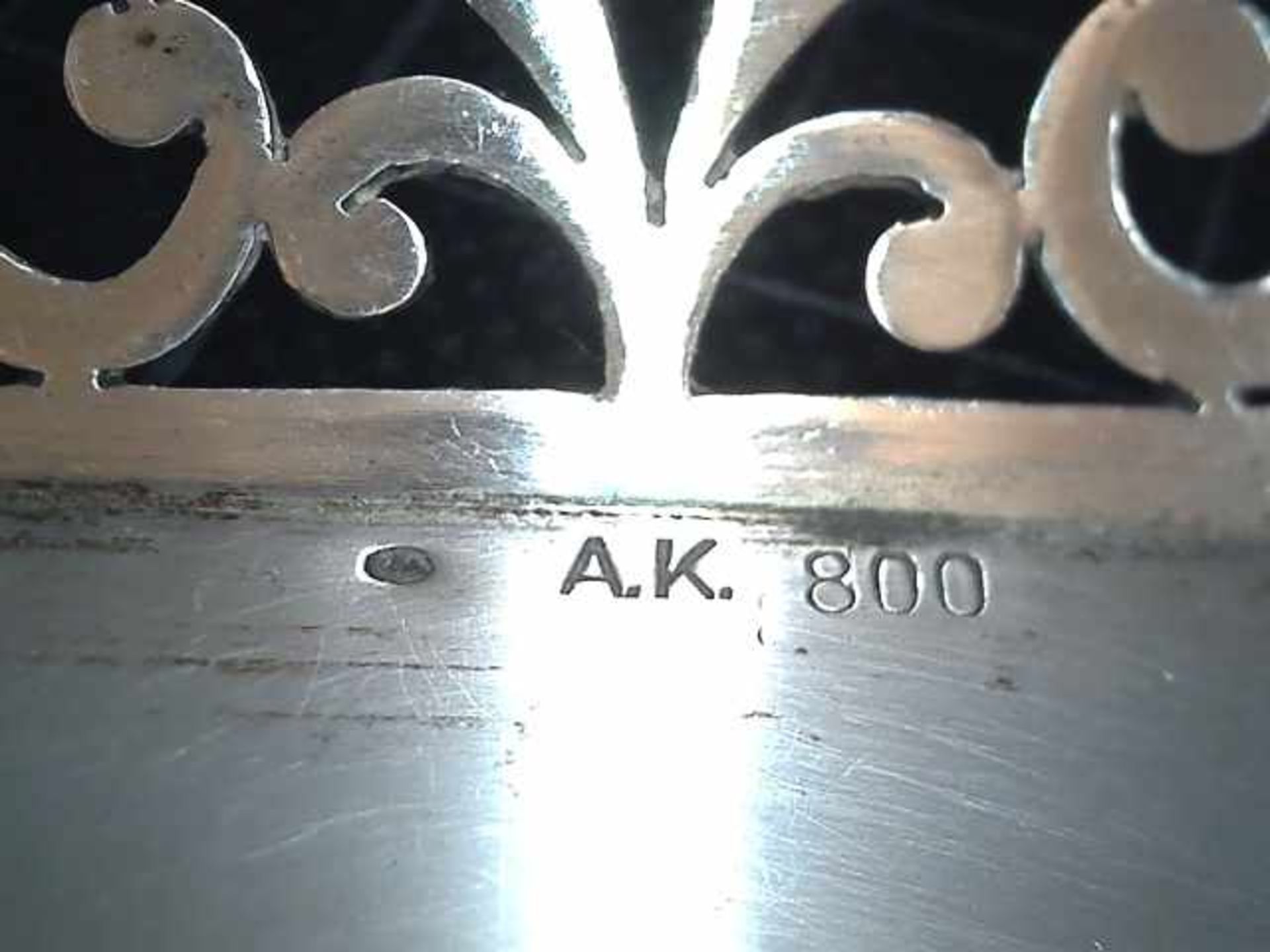 Henkelkörbchen 800er Silber, Meisterpunze A.K., durchbrochen gesägter quadratischer Korpus mit - Bild 2 aus 2