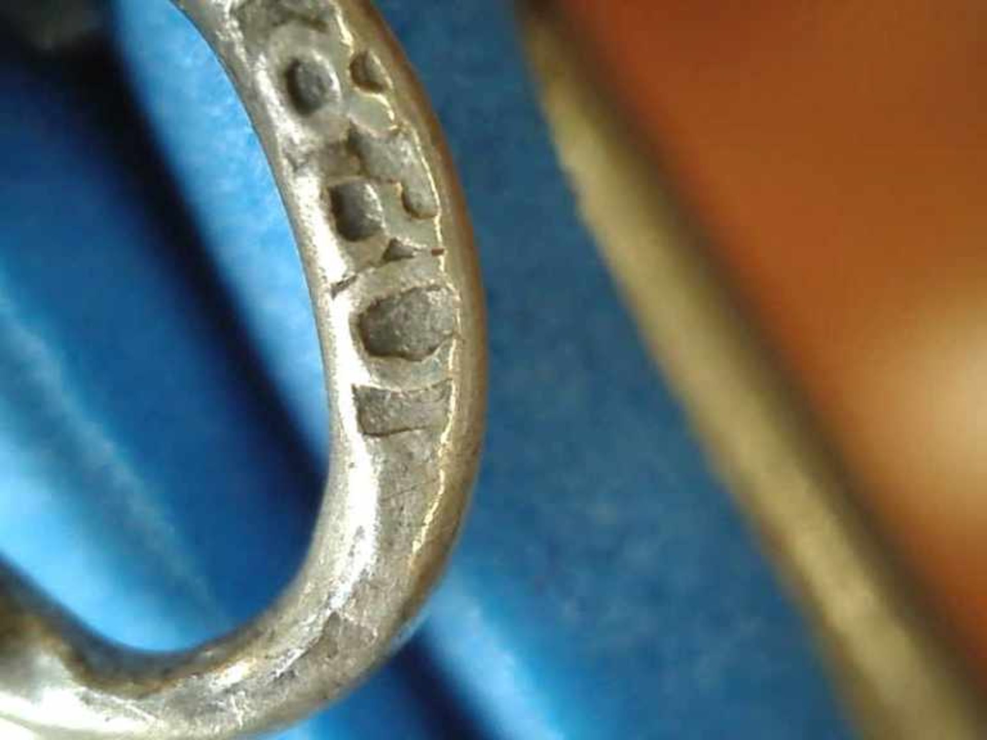 Armband 830er Silber, 8 g, durchbrochen gearbeitete Kettenglieder, mit 3 gefassten Amethysten, - Image 2 of 2