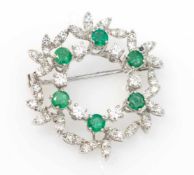 Brosche 750er WG, 9 g, runde Form, 6 kranzförmig angeordnete Smaragde (ca. 0,6 ct), Brillanten (