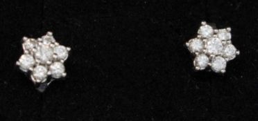 Ohrstecker 585er WG, 1,6 g, kleine blütenförmige Ohrstecker, mit jew. 7 Brillanten (zus. ca. 0,22