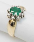 Damenring 585er GG/WG, 4,3 g, kronenförmiger Ringkopf, mit einem ovalen Smaragd, umgeben von 8