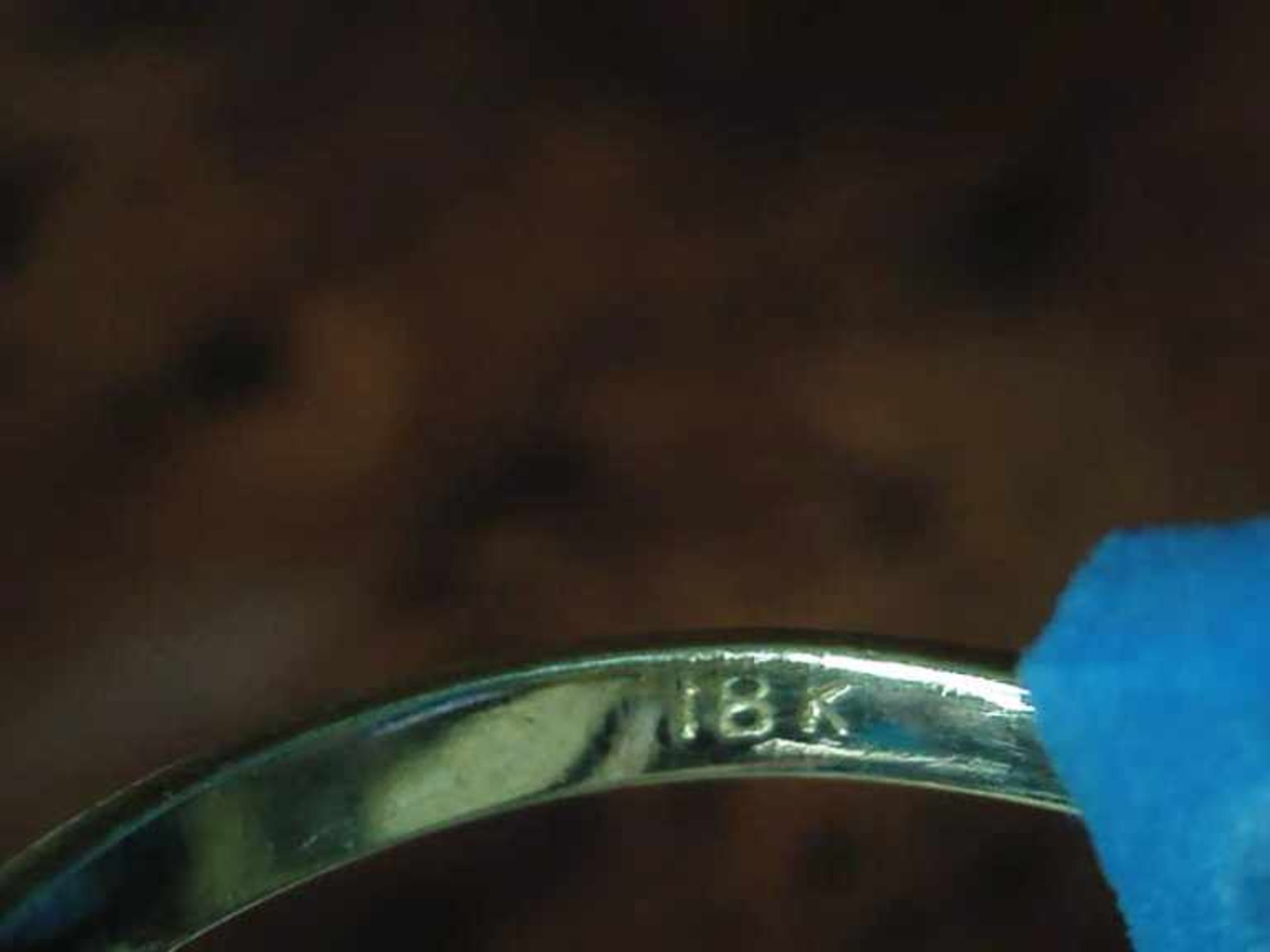 Damenring 750er GG, 2,6 g, ungewöhnlicher blütenförmiger Ringkopf, mit 3 tropfenförmigen Blautopasen - Bild 2 aus 2