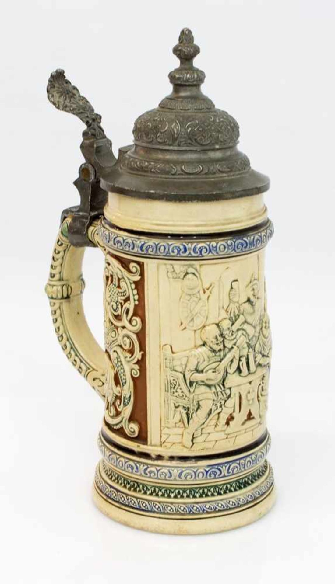 Bierkrug um 1900, 0,5 Liter Eichmaß mit Zinndeckel, dekoriert mit plastischer Wirtshausszene, H.