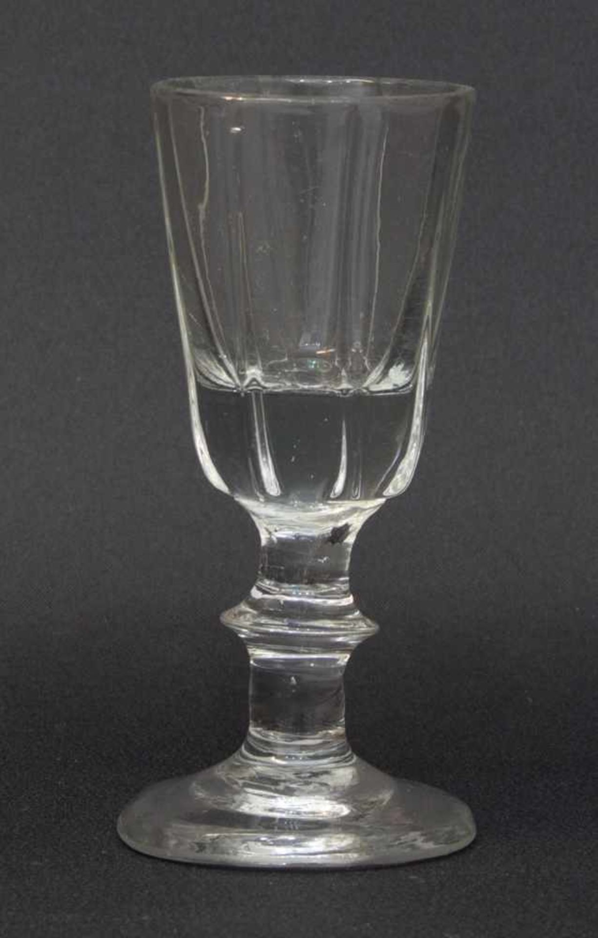 Schnapsglas 19. Jh., in die Form geblasenes Klarglas, Bodenabriß, H. 11,5 cm