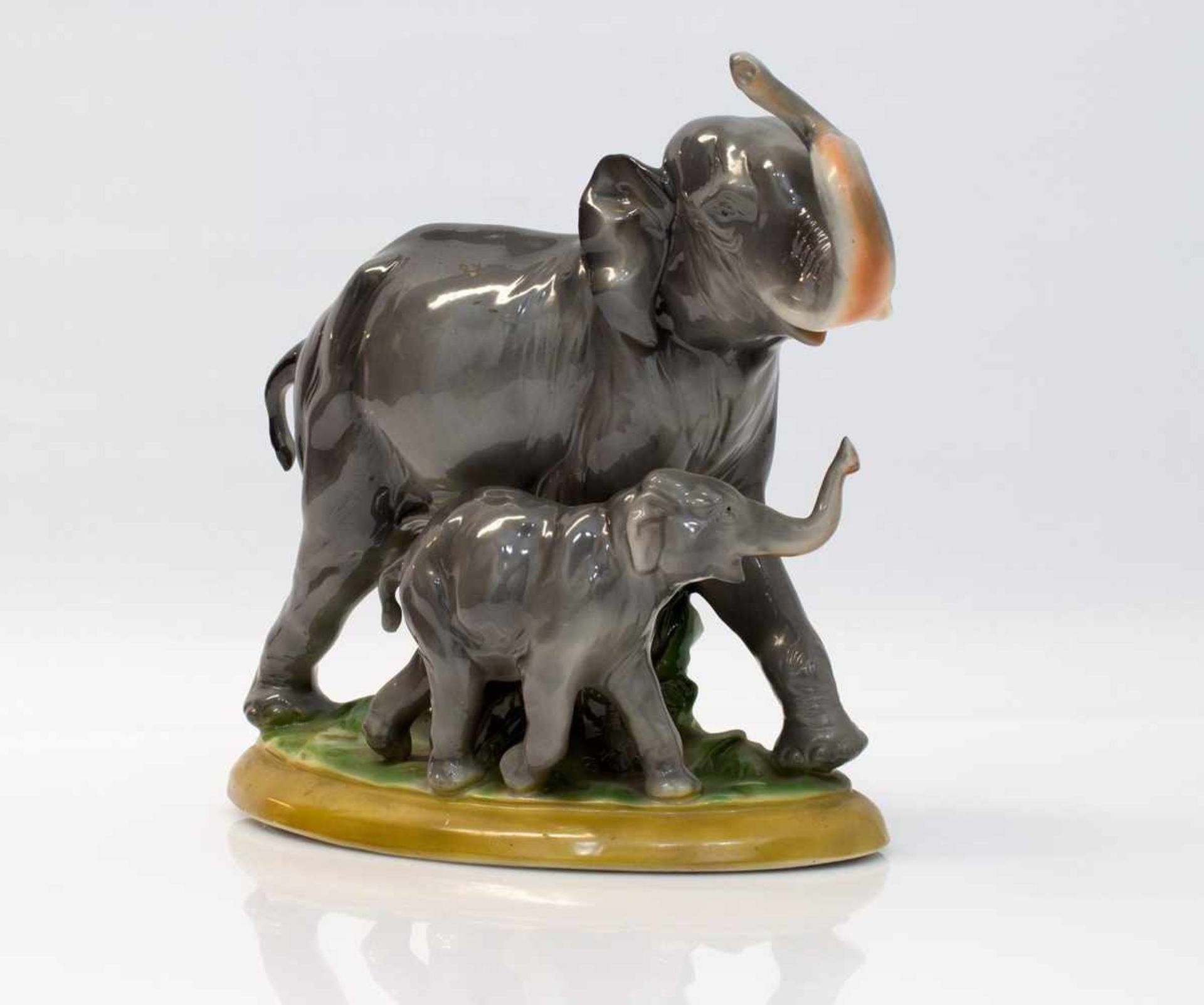 Porzellanfigur Elefantenkuh mit Kalb, Porzellan, polychrome Unterglasurmalerei, H. 19 cm