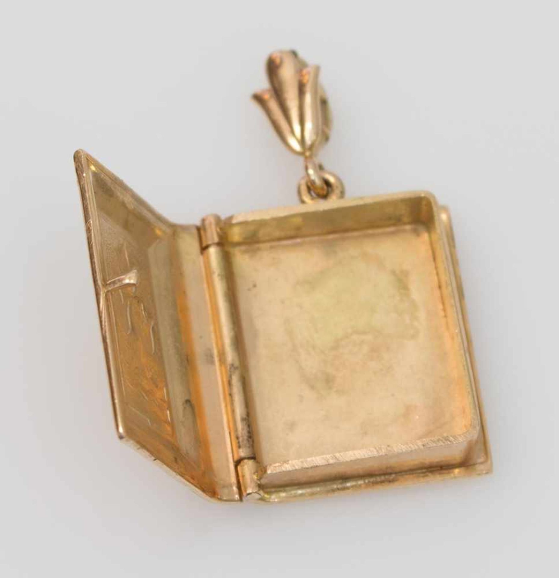 Kettenanhänger 585er GG, 9,8 g, Medaillon in Form eines Buches, Vorderseite mit Dekor, L. 3,5 cm - Bild 2 aus 3