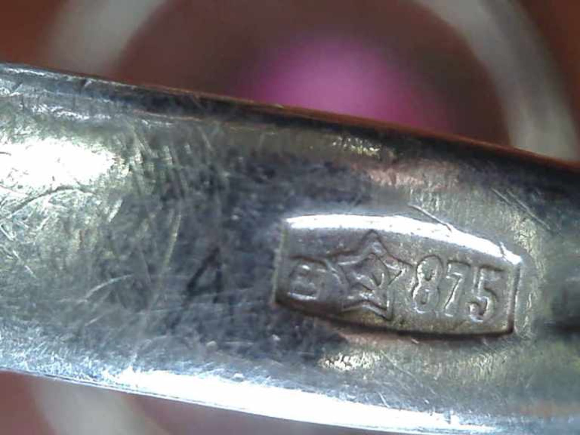 Damenring 875er Silber, 3,6 g, erhabener durchbrochener Ringkopf mit einer ovalen Rubinsynthese, - Bild 2 aus 2