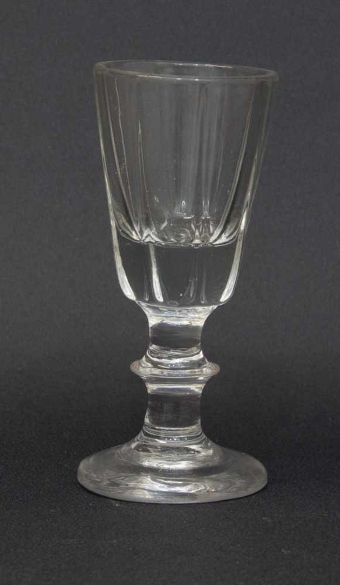 Schnapsglas 19. Jh., in die Form geblasenes Klarglas, Bodenabriß, H. 11,5 cm