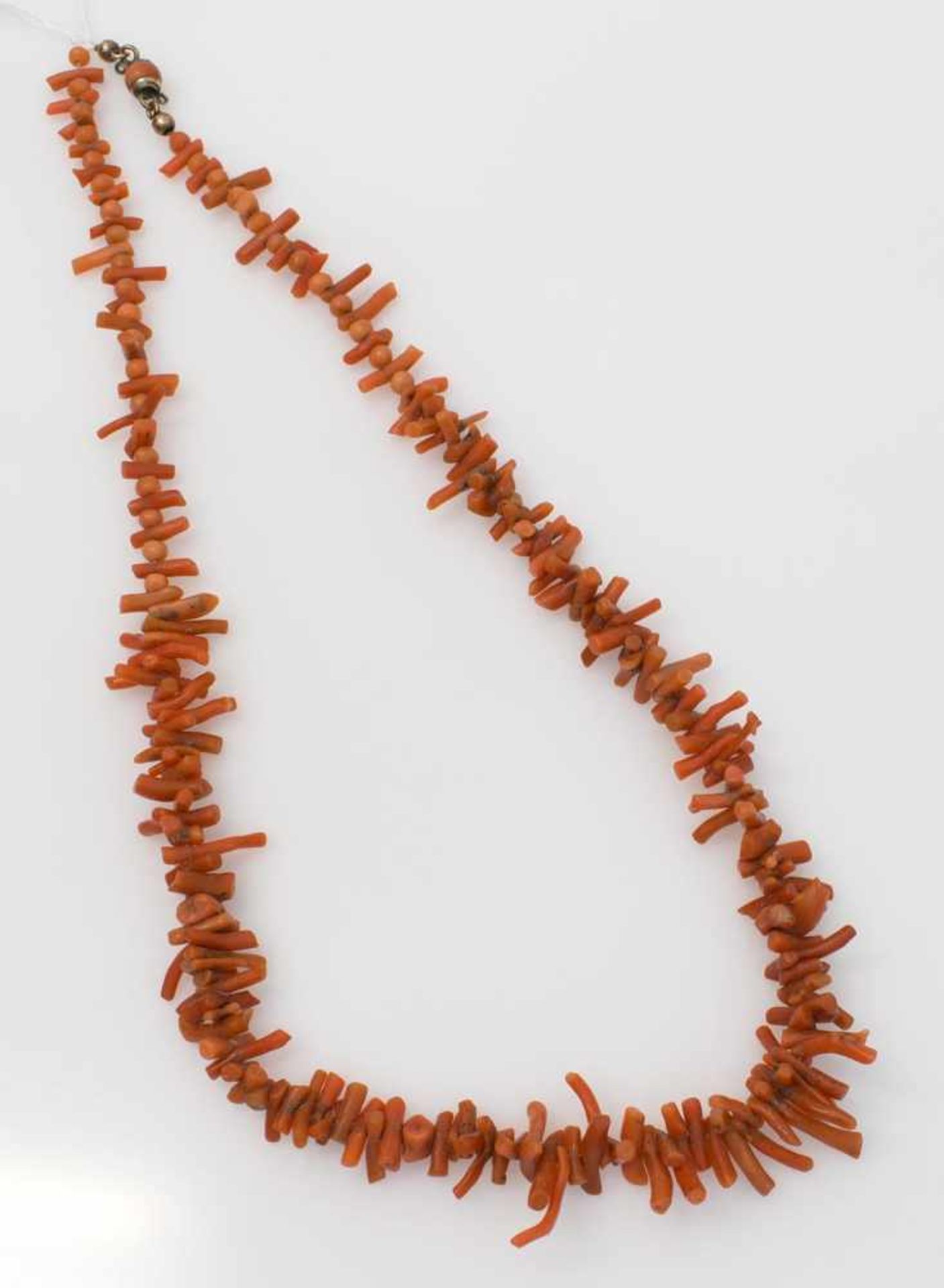 Kette rote Stabkoralle, unregelmäßige Korallestücke im Verlauf, Steckverschluß, L. 42 cm