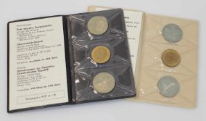 2 Münzmappen DDR, Verkehrswesen 1988 u. Thomas Müntzer Ehrung 1989, 4 x 5 Mark, stgl.
