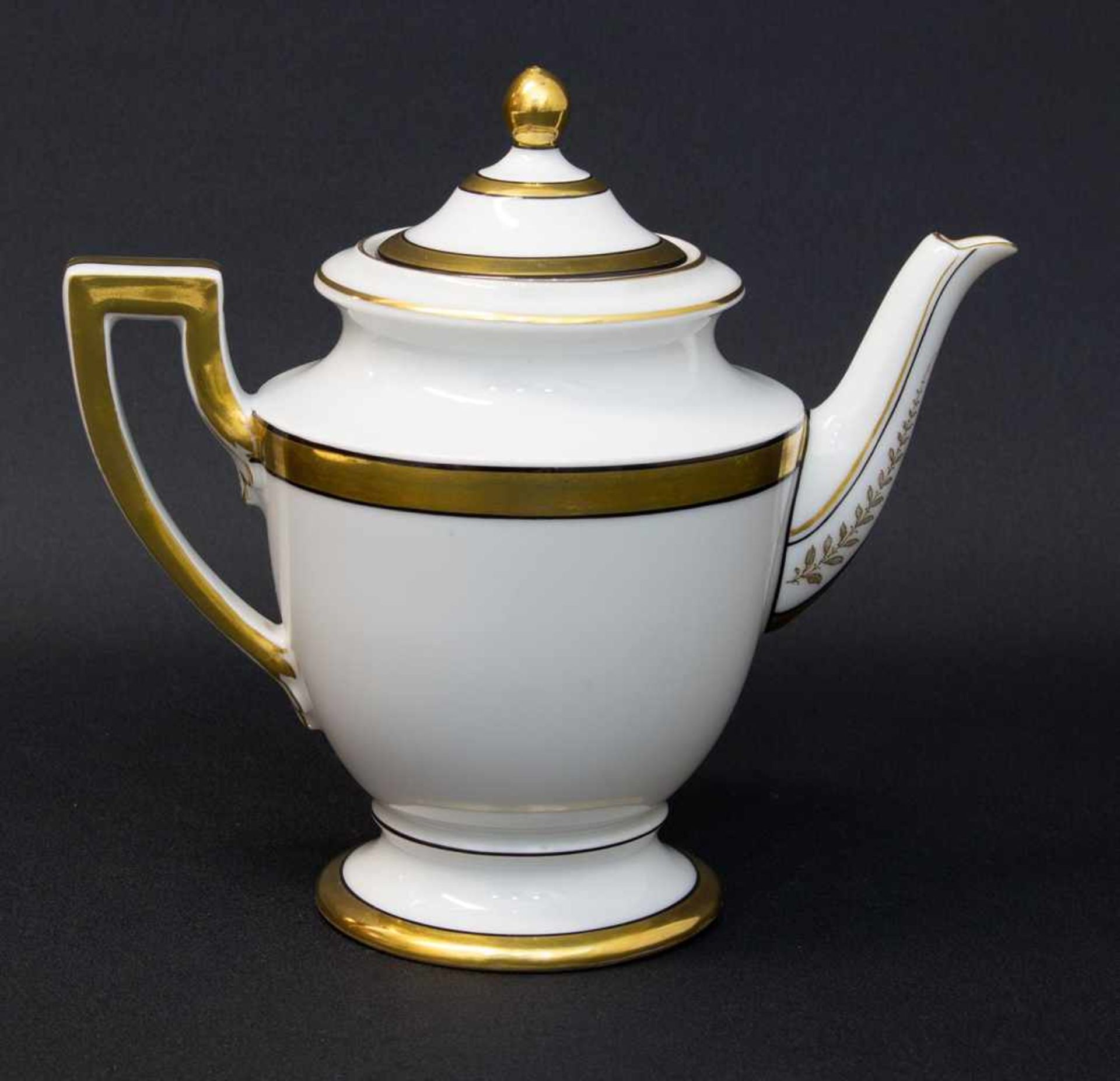 Tee-/ Kaffeekanne Biedermeierform mit geknicktem Henkel u. Golddekor, ungemarkt, H. 18 cm