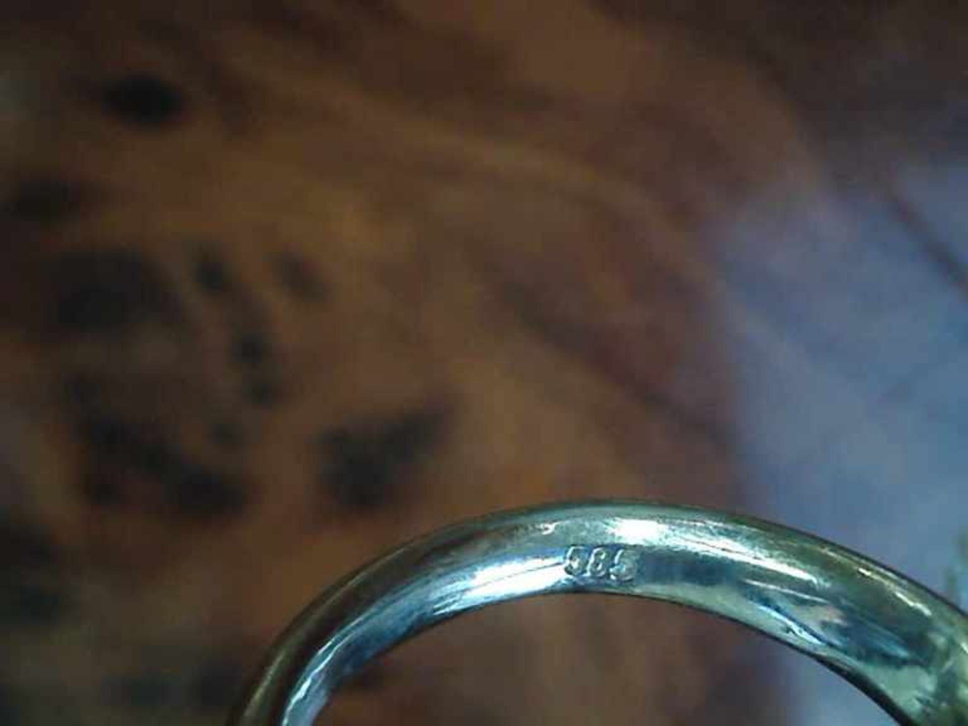 Damenring 585er GG/WG, 3,4 g, außergewöhnliche Ringform mit einem gefassten Saphir und 5 untersch. - Bild 2 aus 2