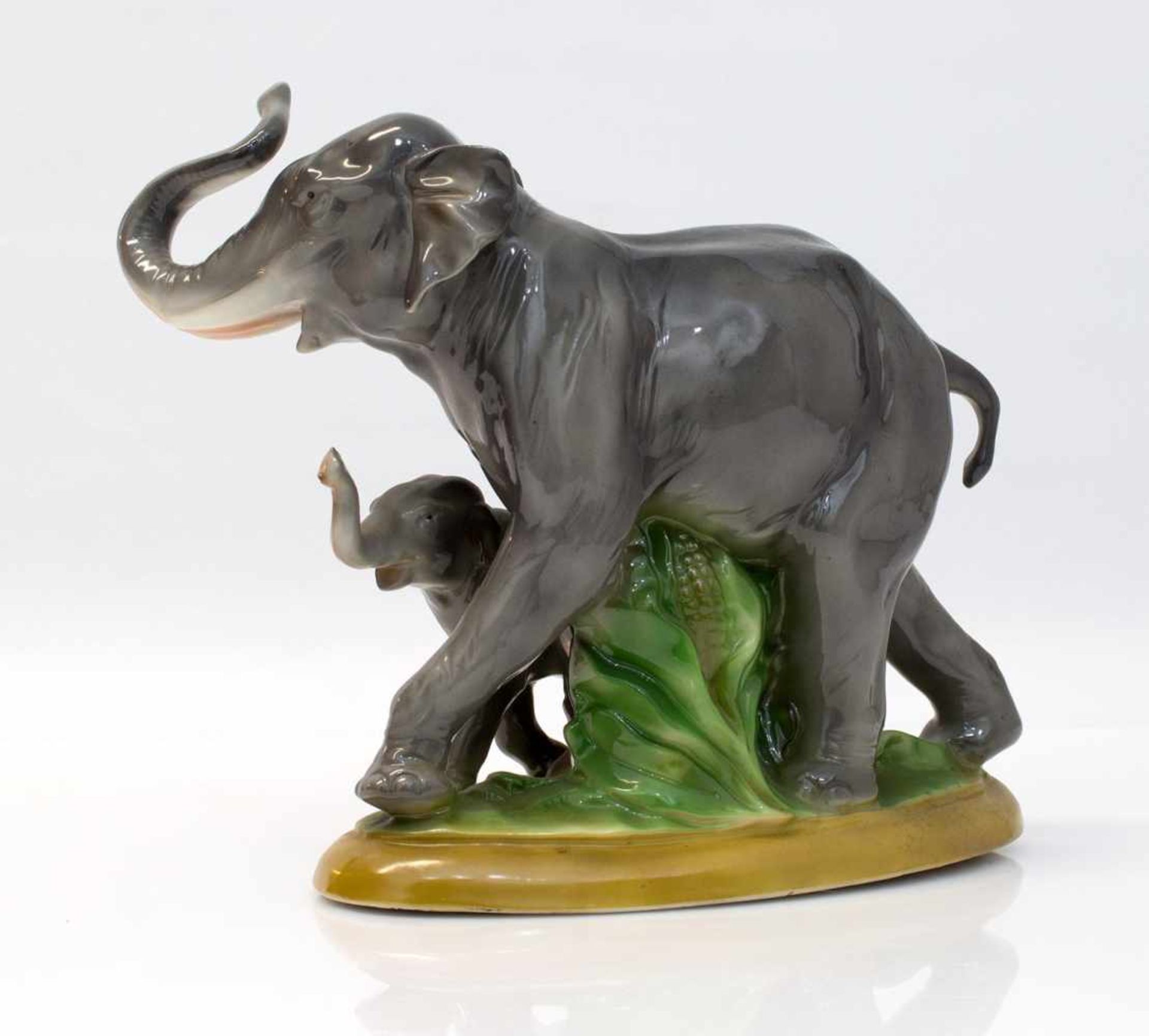 Porzellanfigur Elefantenkuh mit Kalb, Porzellan, polychrome Unterglasurmalerei, H. 19 cm - Bild 2 aus 2