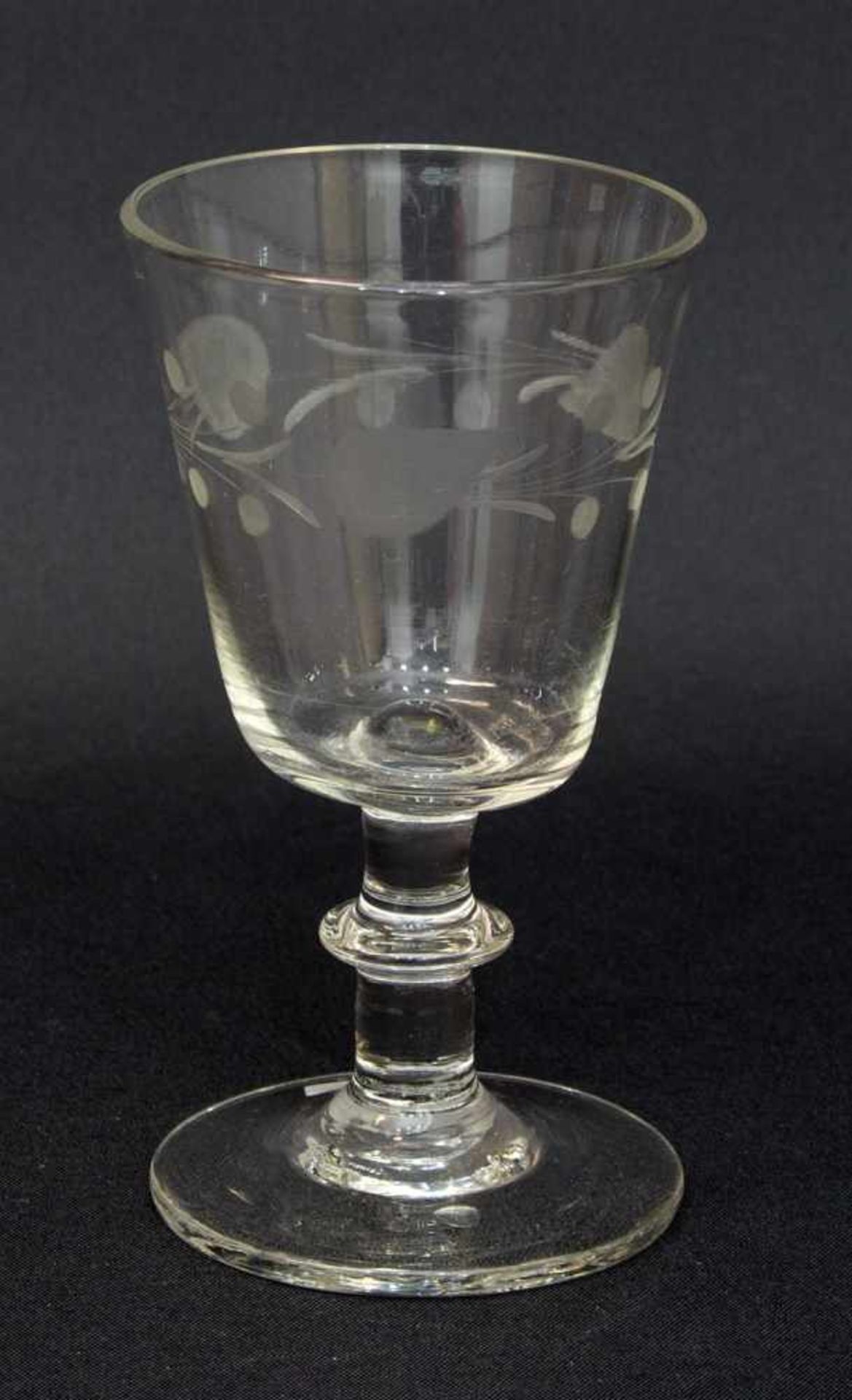 Weinkelch um 1900, mundgeblasenes Klarglas mit geätztem Rankenmotiv, H. 12,5 cm