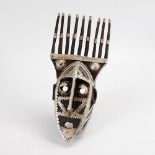 Maske mit Metallbeschlägen. Marka, Warka / Mali, Burkina Faso. Helles Holz, schwarz gebeizt,