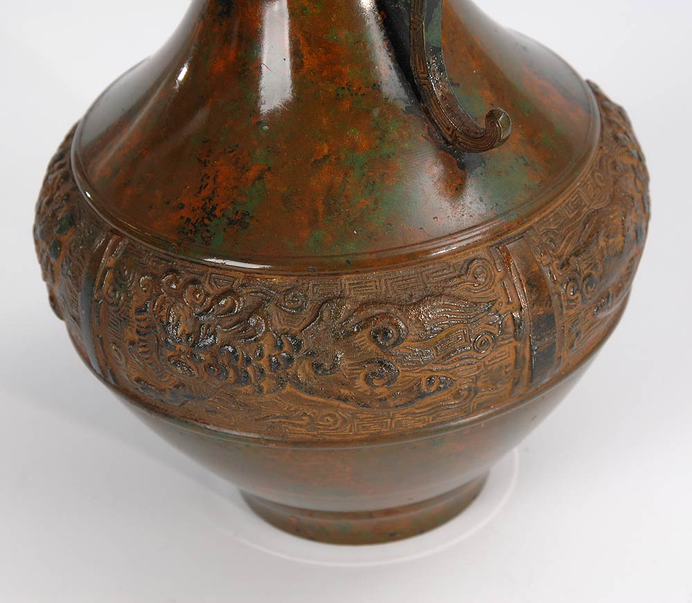 Farbig patinierte Bronzevase. Balustervase mit reliefiertem Ornamentstreifen um den Bauch. - Image 2 of 2