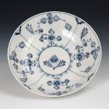 Schale mit Strohblumenmalerei, Meissen. Blauschwerter mit Punkt, 1763-1774. Schale mit gebrochen