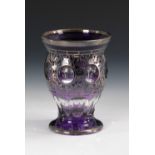 Art-Déco-Vase mit Silberoverlay. Wohl Josephinenhütte, um 1926. Farbloses Glas mit violettem
