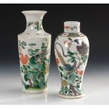 Chinesische Vase und Lampenfuß. China, Porzellan, gemarkt, mit farbiger Schmelzglasurbemalung.