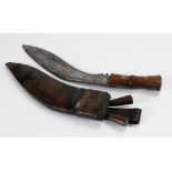 Kukri. Nepalesische National- und Militärwaffe. Stark gekrümmter, schwerer Dolch, in Lederscheide,